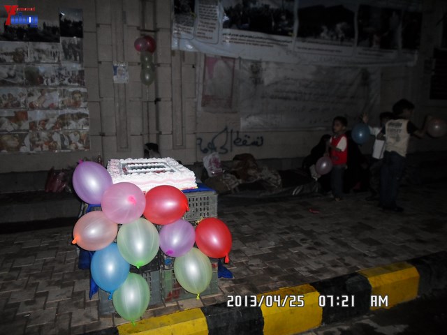 أسرة جريح الثورة يوسف الفاشق تحتفل بعيد ميلاد نجله ثائر في ساحة اعتصام جرحى الثورة أمام مجلس الو 55