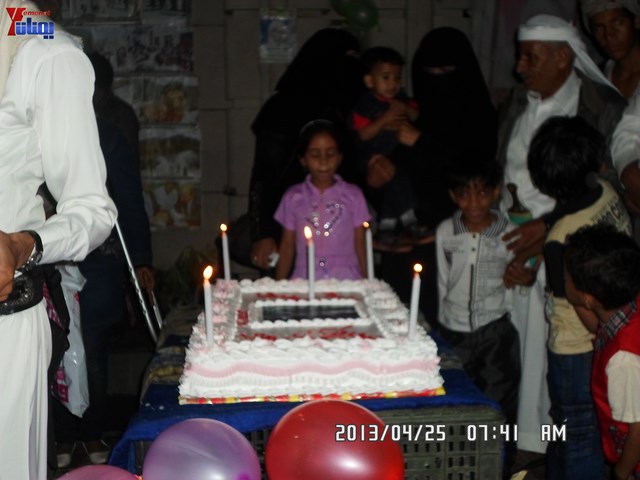 أسرة جريح الثورة يوسف الفاشق تحتفل بعيد ميلاد نجله ثائر في ساحة اعتصام جرحى الثورة أمام مجلس الو 56