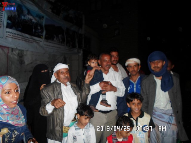 أسرة جريح الثورة يوسف الفاشق تحتفل بعيد ميلاد نجله ثائر في ساحة اعتصام جرحى الثورة أمام مجلس الو 58