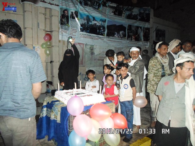 أسرة جريح الثورة يوسف الفاشق تحتفل بعيد ميلاد نجله ثائر في ساحة اعتصام جرحى الثورة أمام مجلس الو 6