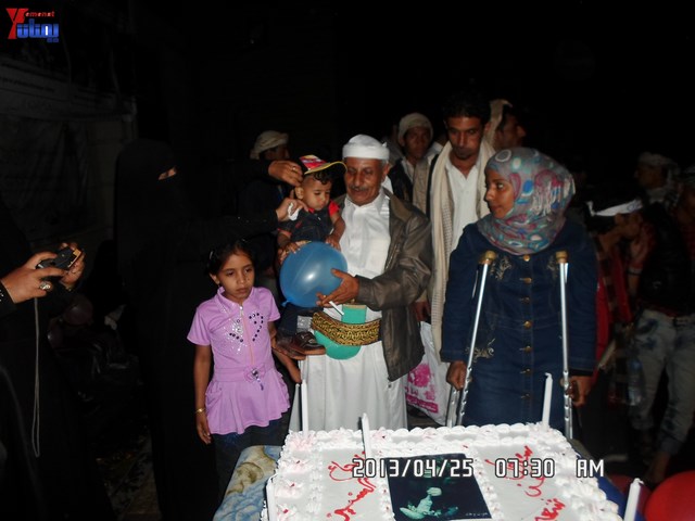 أسرة جريح الثورة يوسف الفاشق تحتفل بعيد ميلاد نجله ثائر في ساحة اعتصام جرحى الثورة أمام مجلس الو 60