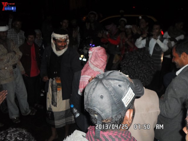 أسرة جريح الثورة يوسف الفاشق تحتفل بعيد ميلاد نجله ثائر في ساحة اعتصام جرحى الثورة أمام مجلس الو 61