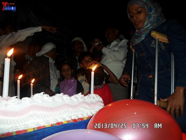 أسرة جريح الثورة يوسف الفاشق تحتفل بعيد ميلاد نجله ثائر في ساحة اعتصام جرحى الثورة أمام مجلس الو 62