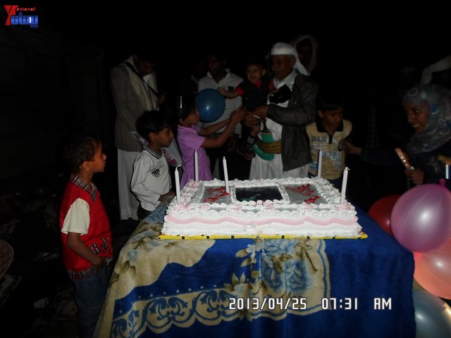 أسرة جريح الثورة يوسف الفاشق تحتفل بعيد ميلاد نجله ثائر في ساحة اعتصام جرحى الثورة أمام مجلس الو 63