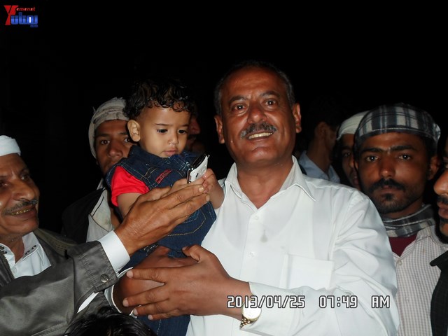 أسرة جريح الثورة يوسف الفاشق تحتفل بعيد ميلاد نجله ثائر في ساحة اعتصام جرحى الثورة أمام مجلس الو 64