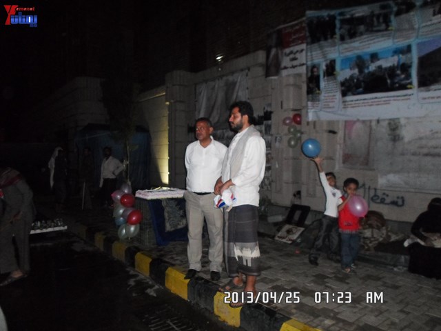 أسرة جريح الثورة يوسف الفاشق تحتفل بعيد ميلاد نجله ثائر في ساحة اعتصام جرحى الثورة أمام مجلس الو 65