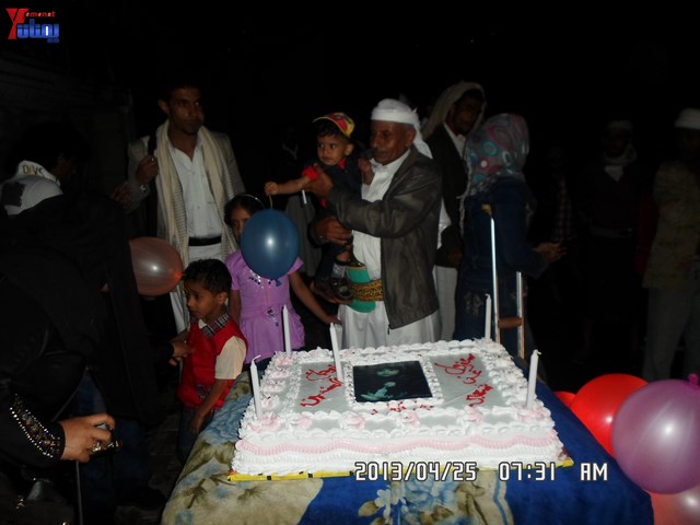 أسرة جريح الثورة يوسف الفاشق تحتفل بعيد ميلاد نجله ثائر في ساحة اعتصام جرحى الثورة أمام مجلس الو 66