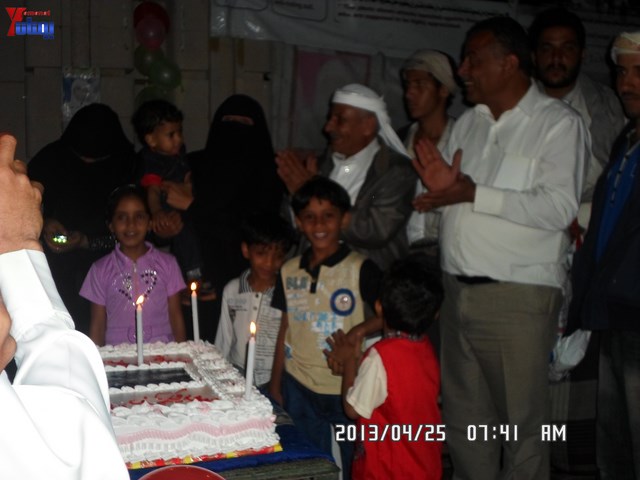 أسرة جريح الثورة يوسف الفاشق تحتفل بعيد ميلاد نجله ثائر في ساحة اعتصام جرحى الثورة أمام مجلس الو 67