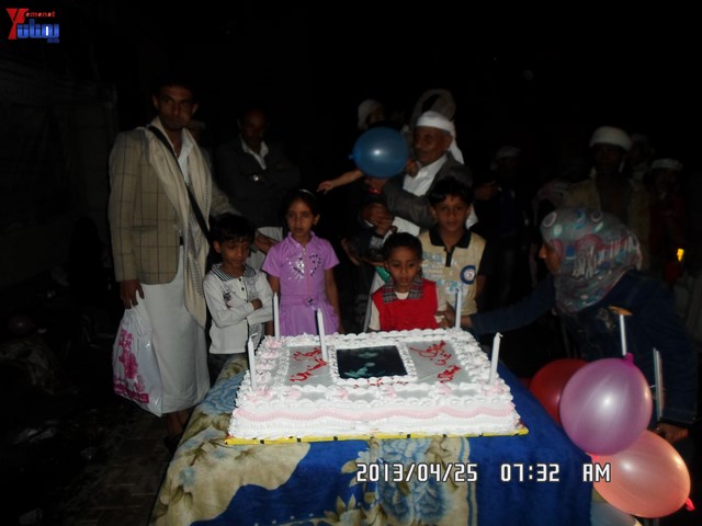 أسرة جريح الثورة يوسف الفاشق تحتفل بعيد ميلاد نجله ثائر في ساحة اعتصام جرحى الثورة أمام مجلس الو 68