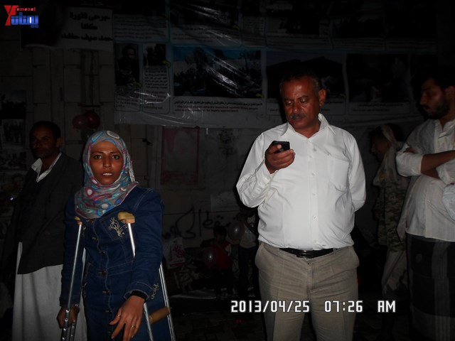 أسرة جريح الثورة يوسف الفاشق تحتفل بعيد ميلاد نجله ثائر في ساحة اعتصام جرحى الثورة أمام مجلس الو 69