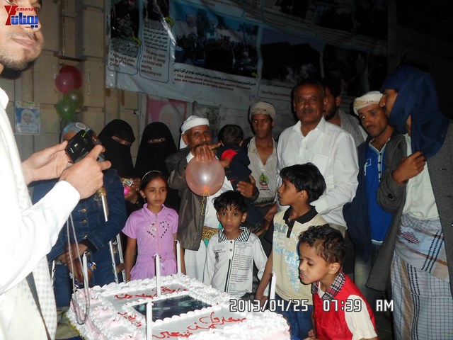 أسرة جريح الثورة يوسف الفاشق تحتفل بعيد ميلاد نجله ثائر في ساحة اعتصام جرحى الثورة أمام مجلس الو 7