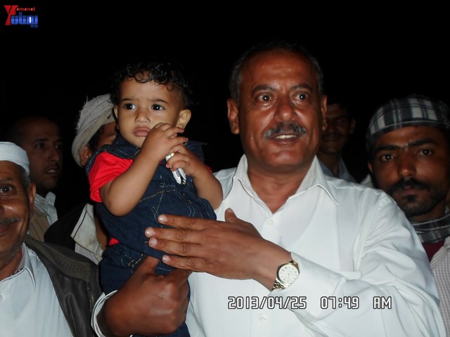 أسرة جريح الثورة يوسف الفاشق تحتفل بعيد ميلاد نجله ثائر في ساحة اعتصام جرحى الثورة أمام مجلس الو 70