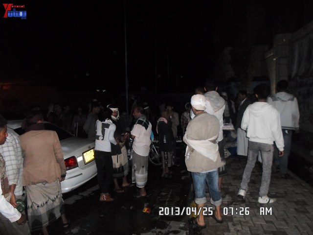 أسرة جريح الثورة يوسف الفاشق تحتفل بعيد ميلاد نجله ثائر في ساحة اعتصام جرحى الثورة أمام مجلس الو 71