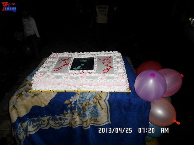 أسرة جريح الثورة يوسف الفاشق تحتفل بعيد ميلاد نجله ثائر في ساحة اعتصام جرحى الثورة أمام مجلس الو 72