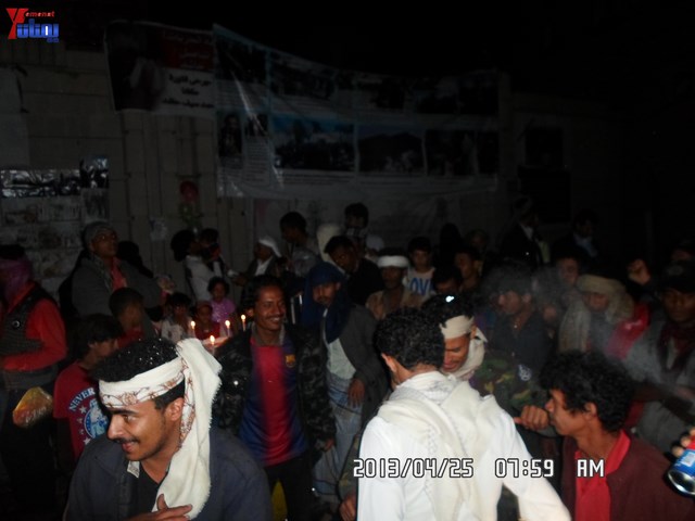 أسرة جريح الثورة يوسف الفاشق تحتفل بعيد ميلاد نجله ثائر في ساحة اعتصام جرحى الثورة أمام مجلس الو 73