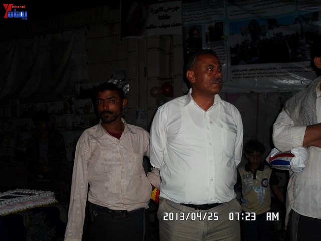 أسرة جريح الثورة يوسف الفاشق تحتفل بعيد ميلاد نجله ثائر في ساحة اعتصام جرحى الثورة أمام مجلس الو 74