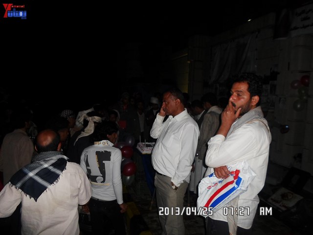 أسرة جريح الثورة يوسف الفاشق تحتفل بعيد ميلاد نجله ثائر في ساحة اعتصام جرحى الثورة أمام مجلس الو 75