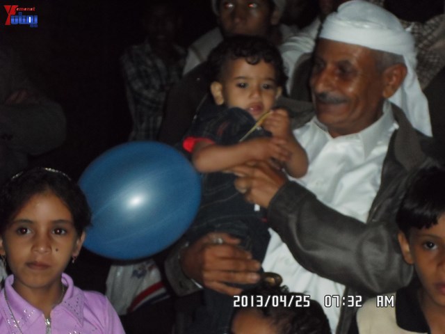 أسرة جريح الثورة يوسف الفاشق تحتفل بعيد ميلاد نجله ثائر في ساحة اعتصام جرحى الثورة أمام مجلس الو 76