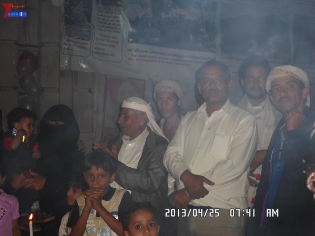 أسرة جريح الثورة يوسف الفاشق تحتفل بعيد ميلاد نجله ثائر في ساحة اعتصام جرحى الثورة أمام مجلس الو 77