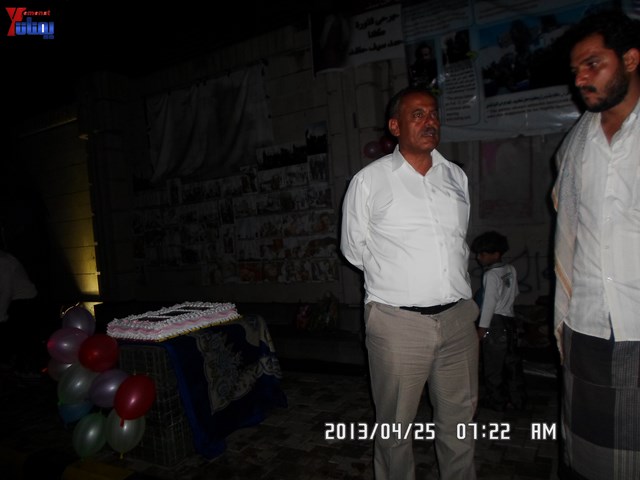 أسرة جريح الثورة يوسف الفاشق تحتفل بعيد ميلاد نجله ثائر في ساحة اعتصام جرحى الثورة أمام مجلس الو 78