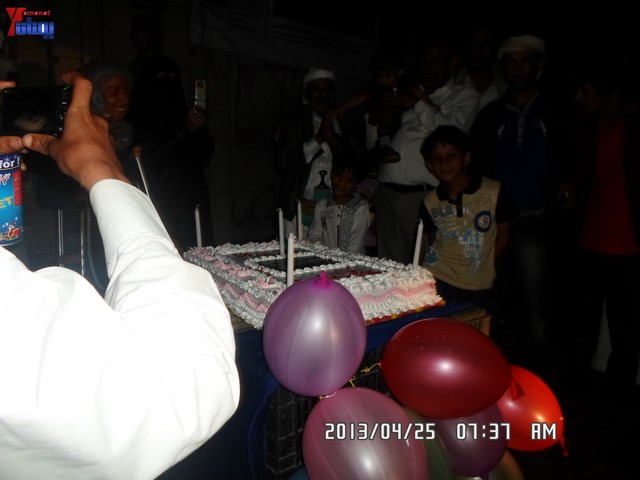 أسرة جريح الثورة يوسف الفاشق تحتفل بعيد ميلاد نجله ثائر في ساحة اعتصام جرحى الثورة أمام مجلس الو 79