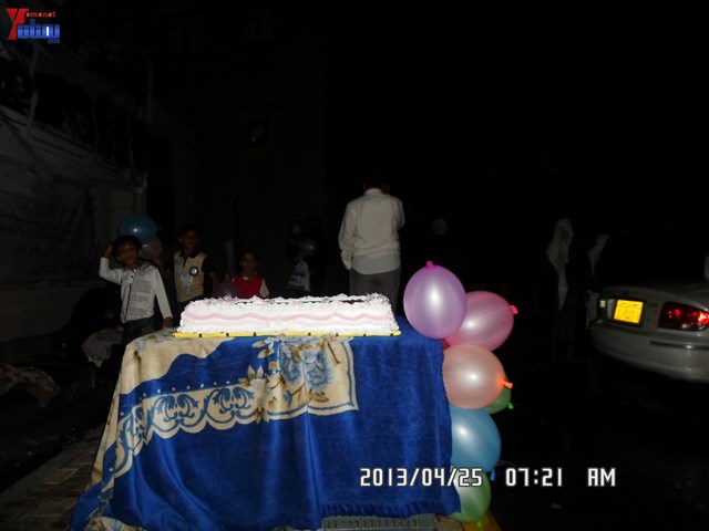 أسرة جريح الثورة يوسف الفاشق تحتفل بعيد ميلاد نجله ثائر في ساحة اعتصام جرحى الثورة أمام مجلس الو 80