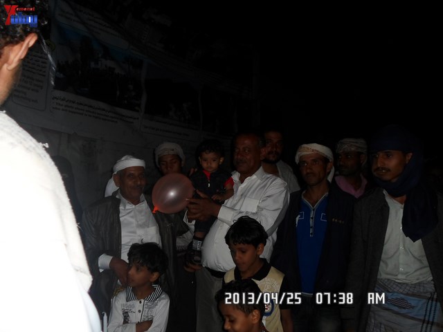 أسرة جريح الثورة يوسف الفاشق تحتفل بعيد ميلاد نجله ثائر في ساحة اعتصام جرحى الثورة أمام مجلس الو 81