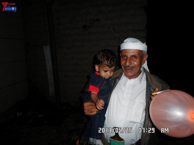 أسرة جريح الثورة يوسف الفاشق تحتفل بعيد ميلاد نجله ثائر في ساحة اعتصام جرحى الثورة أمام مجلس الو 82