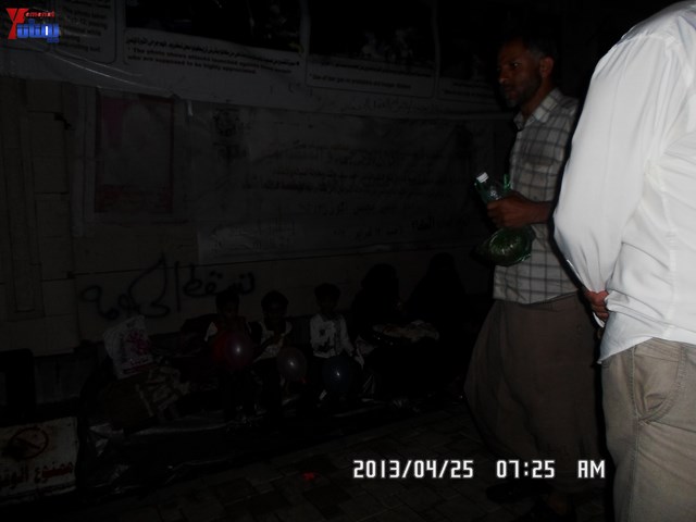 أسرة جريح الثورة يوسف الفاشق تحتفل بعيد ميلاد نجله ثائر في ساحة اعتصام جرحى الثورة أمام مجلس الو 83