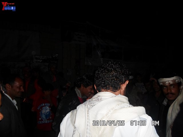 أسرة جريح الثورة يوسف الفاشق تحتفل بعيد ميلاد نجله ثائر في ساحة اعتصام جرحى الثورة أمام مجلس الو 84