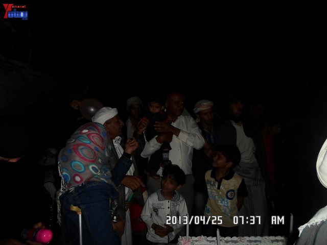 أسرة جريح الثورة يوسف الفاشق تحتفل بعيد ميلاد نجله ثائر في ساحة اعتصام جرحى الثورة أمام مجلس الو 85