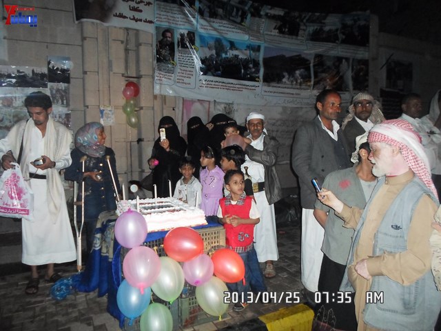 أسرة جريح الثورة يوسف الفاشق تحتفل بعيد ميلاد نجله ثائر في ساحة اعتصام جرحى الثورة أمام مجلس الو 9