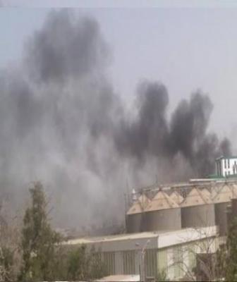 عدن .. قصف عنيف من الجو والبحر وألسنة اللهب تتصاعد من المعلا 1 ألسنة اللهب تتصاعد من المعلا