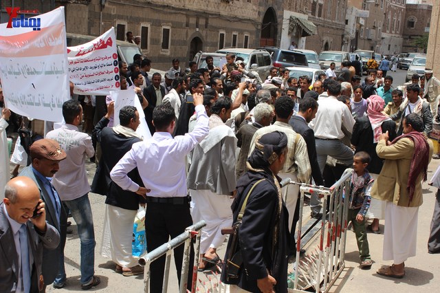 النائب حاشد يحضر جلسة البرلمان مكبلا بالسلاسل، والبرلمان يمهل وزير الداخلية 4 أيام لإحالة المتهمين 1