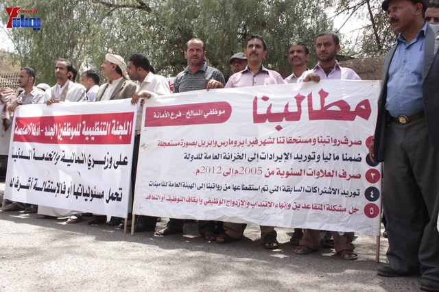 النائب حاشد يحضر جلسة البرلمان مكبلا بالسلاسل، والبرلمان يمهل وزير الداخلية 4 أيام لإحالة المتهمين 10