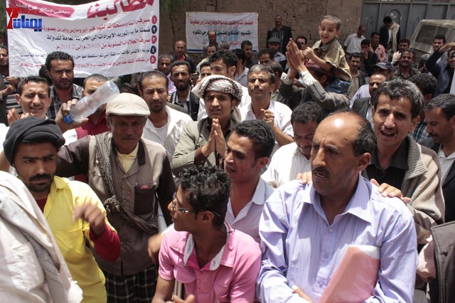 النائب حاشد يحضر جلسة البرلمان مكبلا بالسلاسل، والبرلمان يمهل وزير الداخلية 4 أيام لإحالة المتهمين 11