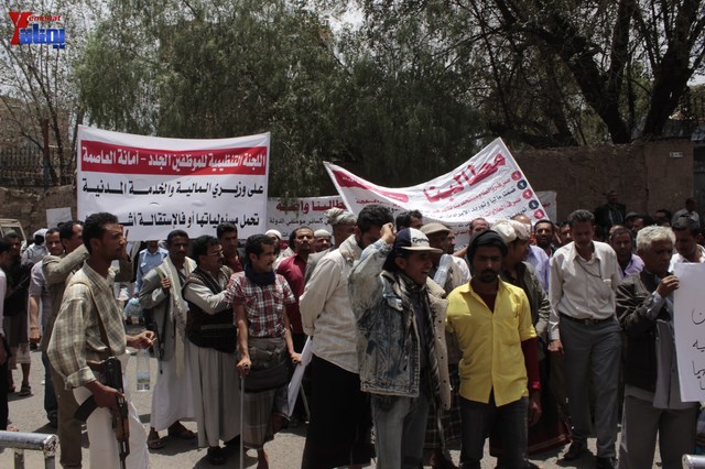 النائب حاشد يحضر جلسة البرلمان مكبلا بالسلاسل، والبرلمان يمهل وزير الداخلية 4 أيام لإحالة المتهمين 12