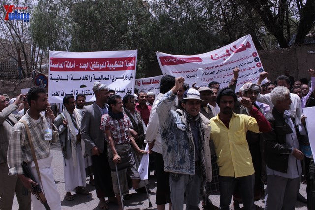 النائب حاشد يحضر جلسة البرلمان مكبلا بالسلاسل، والبرلمان يمهل وزير الداخلية 4 أيام لإحالة المتهمين 13