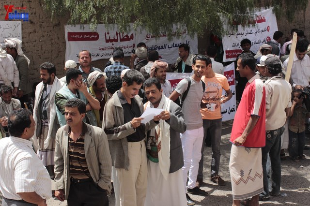 النائب حاشد يحضر جلسة البرلمان مكبلا بالسلاسل، والبرلمان يمهل وزير الداخلية 4 أيام لإحالة المتهمين 14