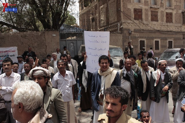 النائب حاشد يحضر جلسة البرلمان مكبلا بالسلاسل، والبرلمان يمهل وزير الداخلية 4 أيام لإحالة المتهمين 15