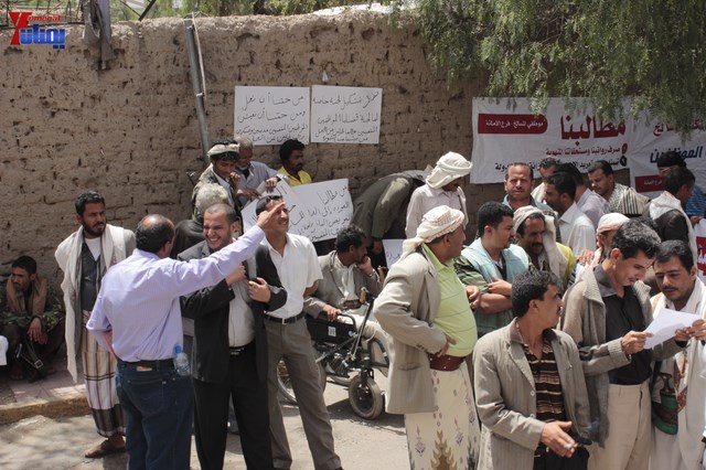 النائب حاشد يحضر جلسة البرلمان مكبلا بالسلاسل، والبرلمان يمهل وزير الداخلية 4 أيام لإحالة المتهمين 16