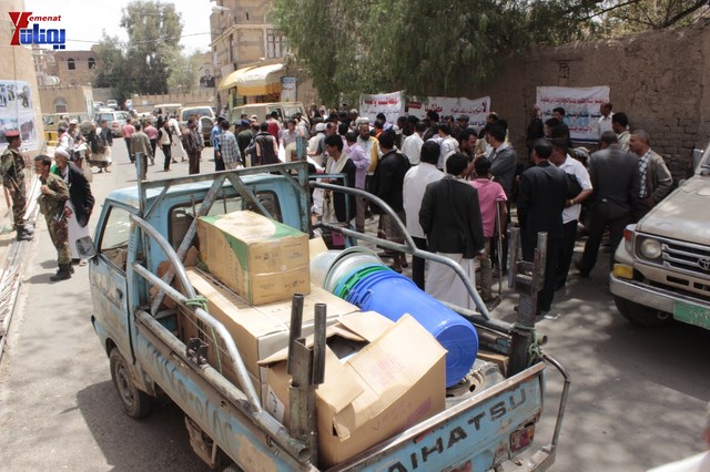 النائب حاشد يحضر جلسة البرلمان مكبلا بالسلاسل، والبرلمان يمهل وزير الداخلية 4 أيام لإحالة المتهمين 17