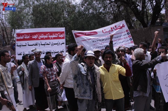 النائب حاشد يحضر جلسة البرلمان مكبلا بالسلاسل، والبرلمان يمهل وزير الداخلية 4 أيام لإحالة المتهمين 18