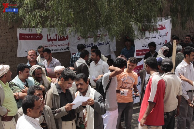 النائب حاشد يحضر جلسة البرلمان مكبلا بالسلاسل، والبرلمان يمهل وزير الداخلية 4 أيام لإحالة المتهمين 19