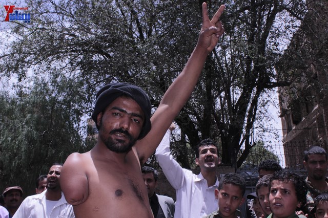 النائب حاشد يحضر جلسة البرلمان مكبلا بالسلاسل، والبرلمان يمهل وزير الداخلية 4 أيام لإحالة المتهمين 2