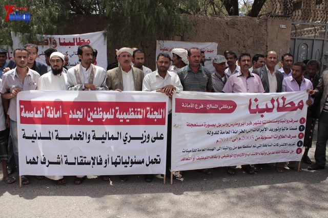 النائب حاشد يحضر جلسة البرلمان مكبلا بالسلاسل، والبرلمان يمهل وزير الداخلية 4 أيام لإحالة المتهمين 20