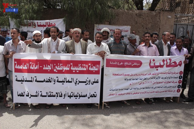 النائب حاشد يحضر جلسة البرلمان مكبلا بالسلاسل، والبرلمان يمهل وزير الداخلية 4 أيام لإحالة المتهمين 21