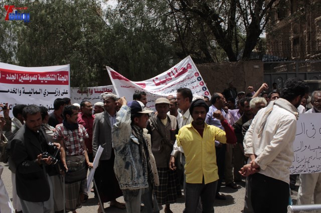 النائب حاشد يحضر جلسة البرلمان مكبلا بالسلاسل، والبرلمان يمهل وزير الداخلية 4 أيام لإحالة المتهمين 23