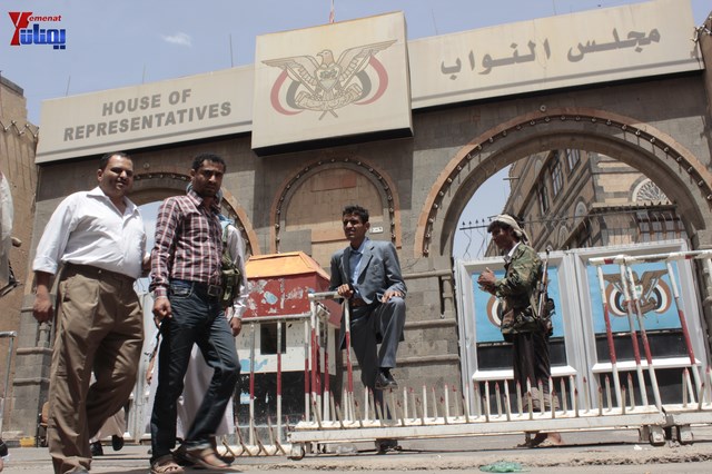 النائب حاشد يحضر جلسة البرلمان مكبلا بالسلاسل، والبرلمان يمهل وزير الداخلية 4 أيام لإحالة المتهمين 24