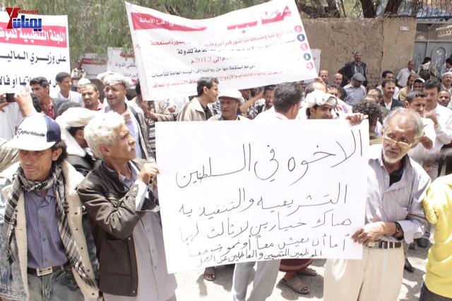 النائب حاشد يحضر جلسة البرلمان مكبلا بالسلاسل، والبرلمان يمهل وزير الداخلية 4 أيام لإحالة المتهمين 26